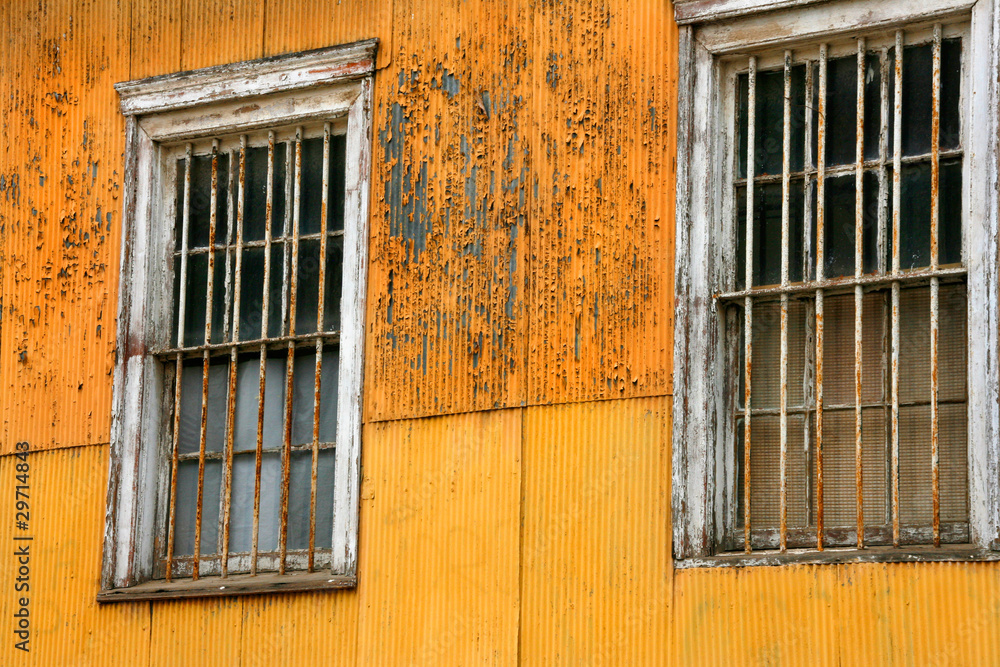 Fototapeta premium Vergitterte Fenster, Altstadt Valparaiso, Chile