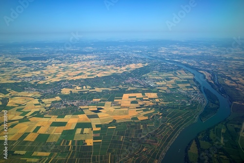 Luftaufnahme: Rhein bei Nackenheim a.R. (VG), Mainz im HG photo