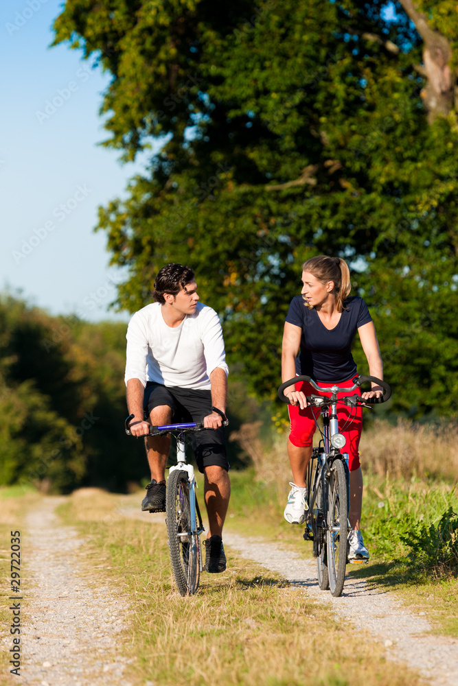 Mann und Frau beim Sport mit Fahrrad Mann und Frau beim Sport mit Fahrrad