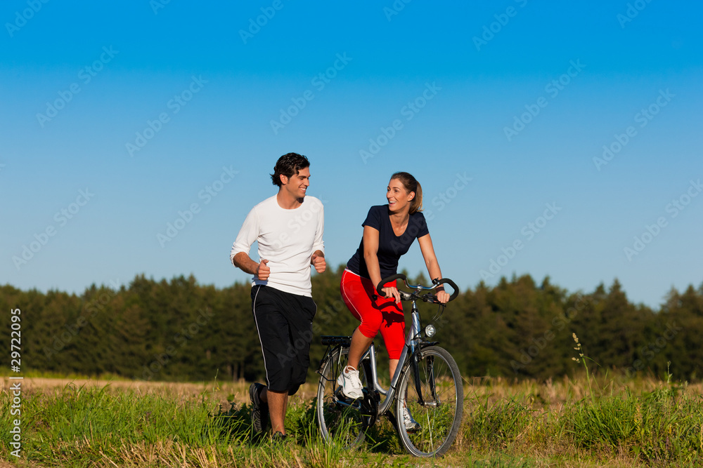 Mann und Frau beim Jogging und mit Fahrrad