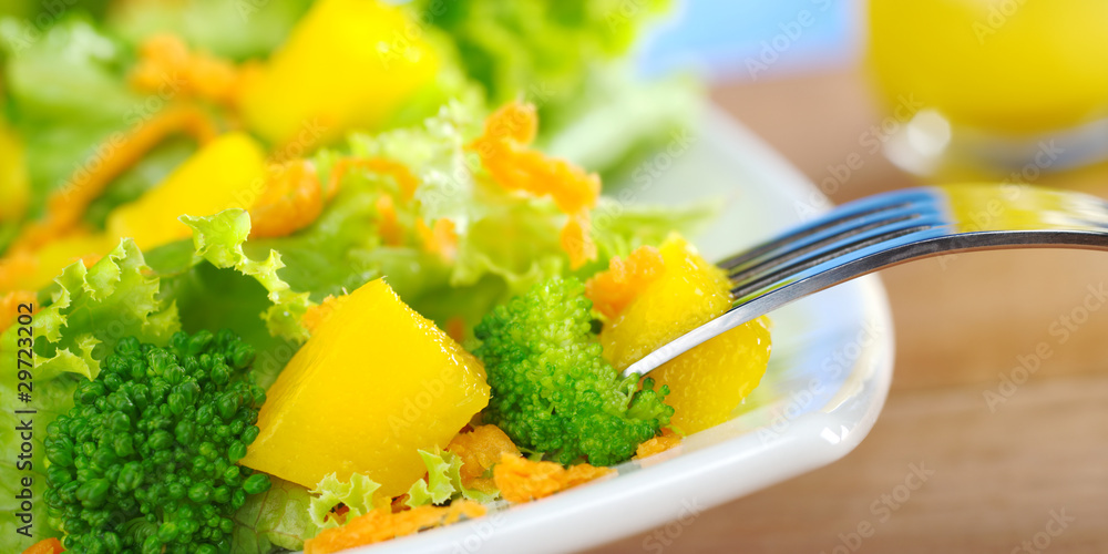 Fresh and light broccoli-mango-carrot salad Fresh and light broccoli-mango-carrot salad