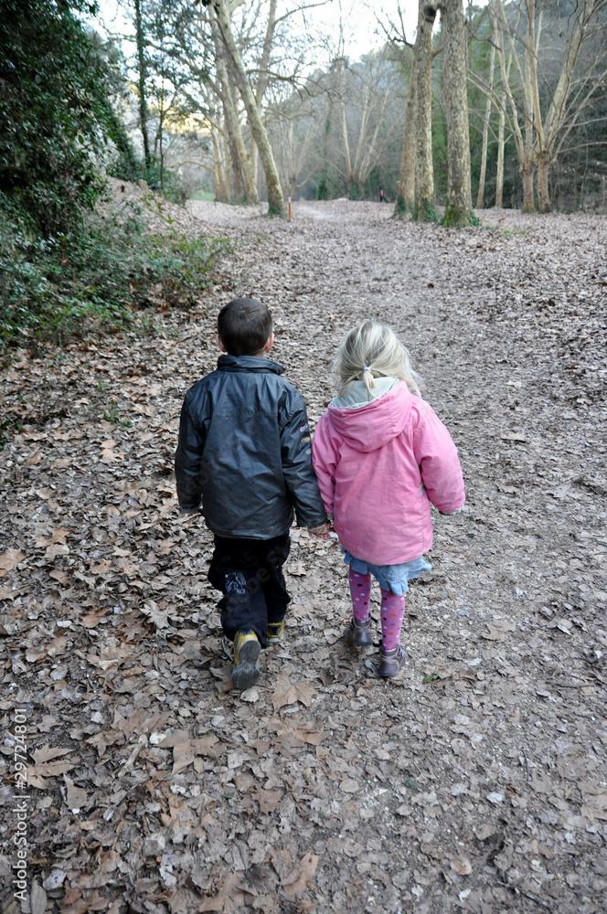 deux enfants amoureux en balade joie bonheur deux enfants amoureux en balade joie bonheur