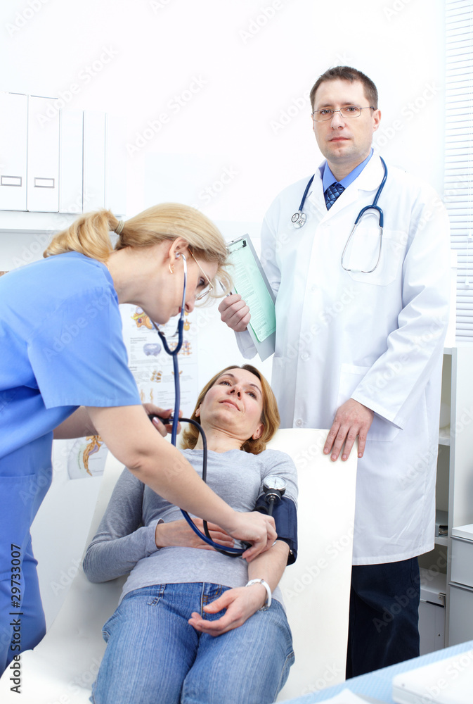 Obraz premium doctors and woman patient