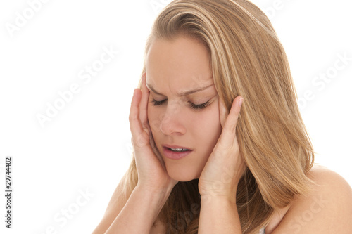 Blonde Frau hat Kopfschmerzen, Ohrenschmerzen