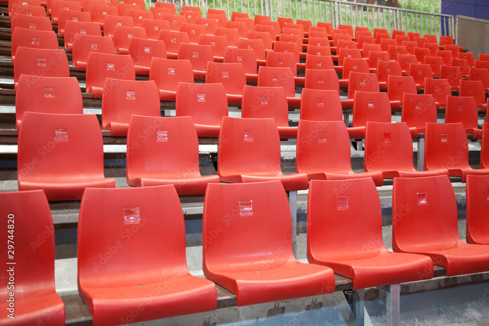 Fototapeta premium Zuschauertribüne aus roten Plastikstühlen