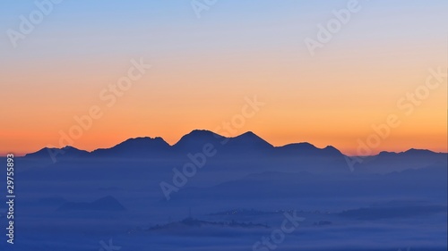 Siluetas de color al amanecer.