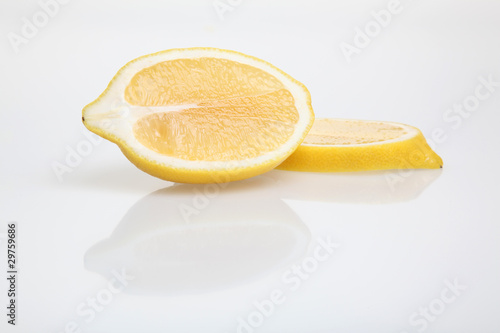 citron jaune coupé sur fond blanc
