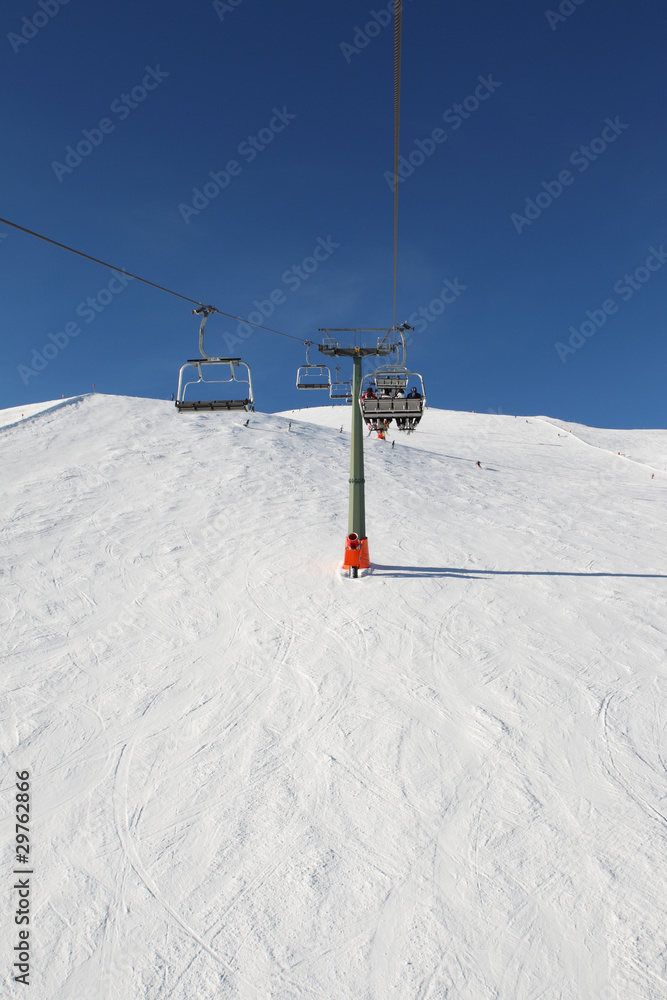 Sessellift mit Skipiste Sessellift mit Skipiste