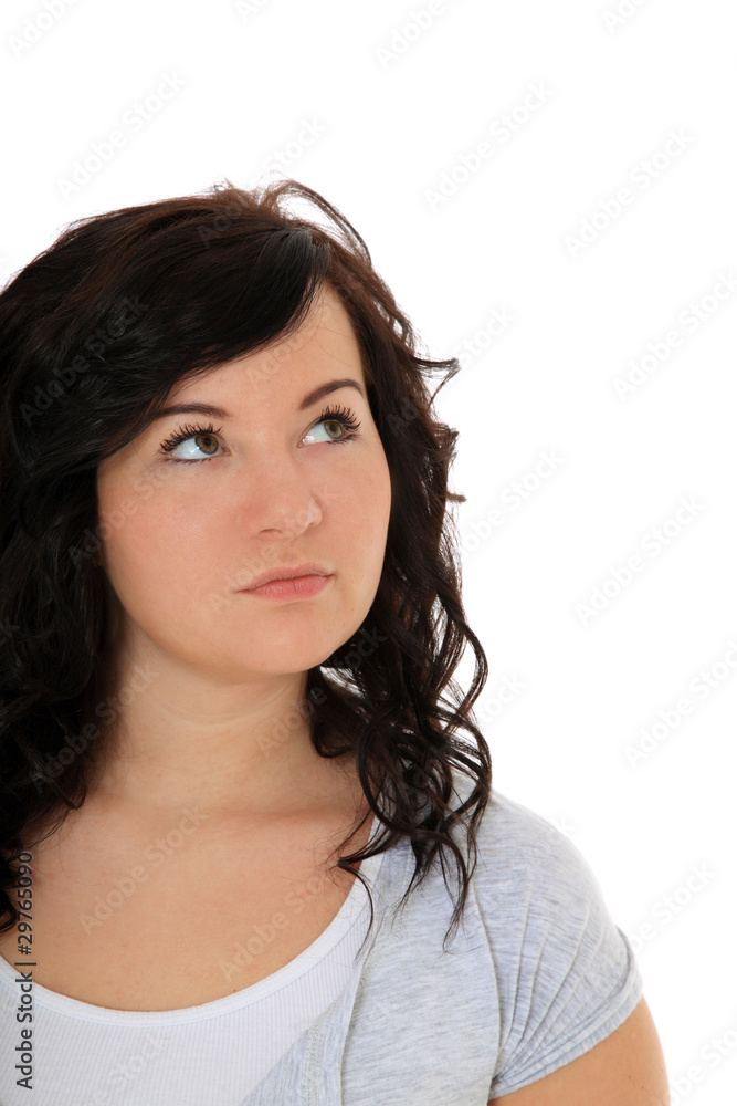 Junge Frau schaut neugierig zur Seite Junge Frau schaut neugierig zur Seite