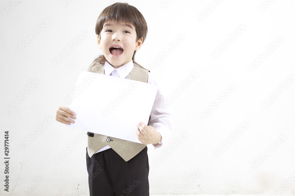 男の子とA4用紙 男の子とA4用紙