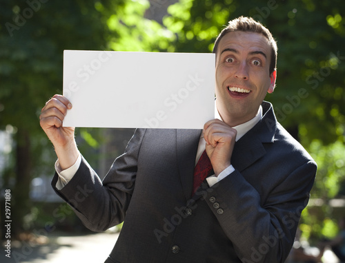 Obraz na plátně homme d'affaires souriant portant une affiche de présentation