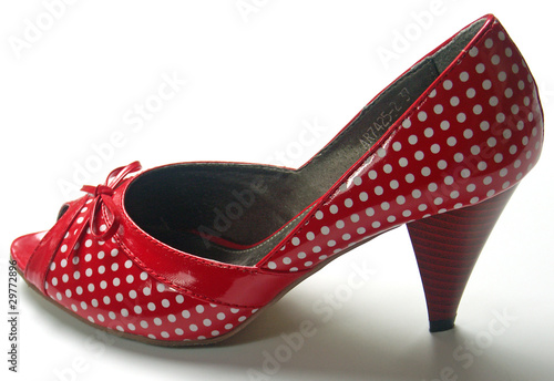 chaussure rouge à petits pois blancs