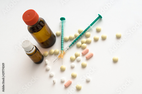 Spritzen, Tabletten und Heilmitteltropfen