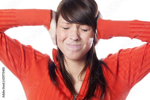 jeune femme grimaçant bouchant ses oreilles photo