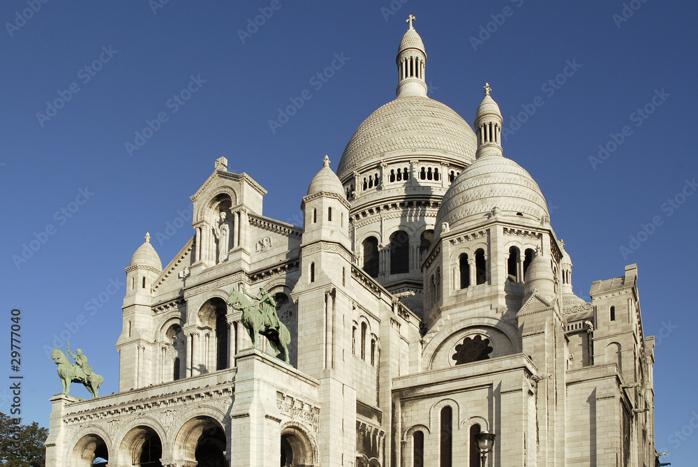 Sacré Coeur de Paris sur fond de ciel bleu