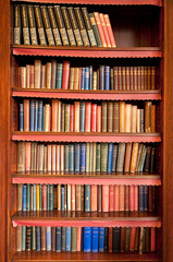 Wandcirkels Bibliotheek Antieke boekenkast in oude bibliotheek  © VitalyTitov