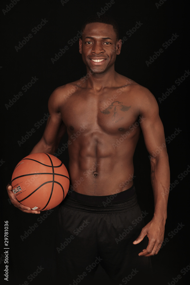 sportlicher Mann mit Basketball