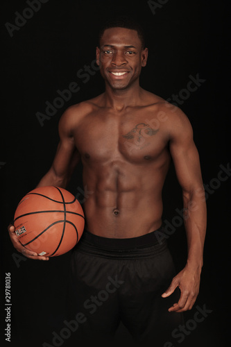 sportlicher Mann mit Basketball