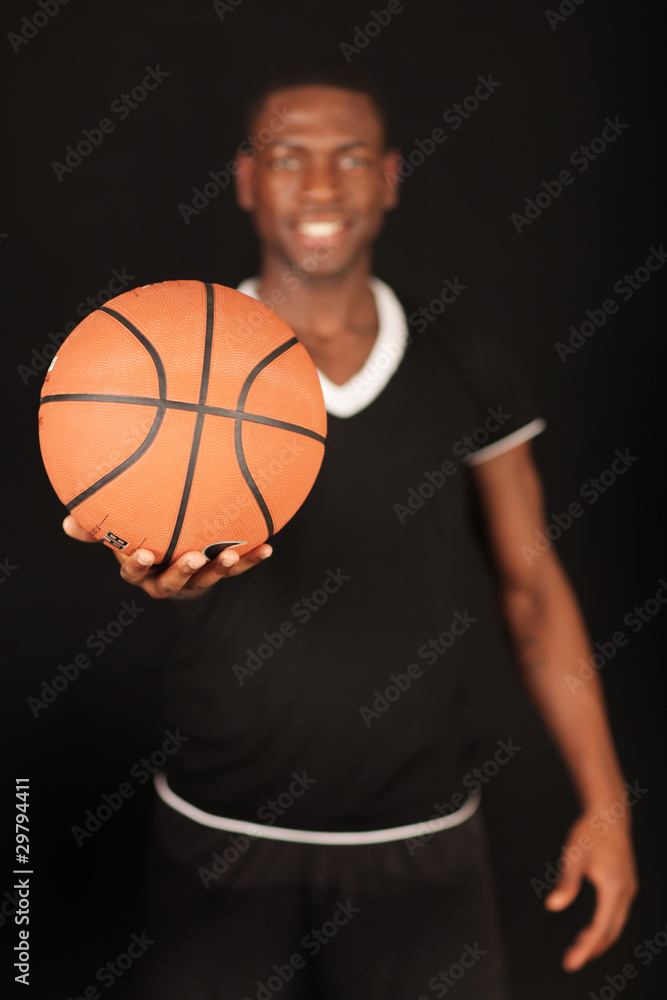 sportlicher Mann mit Basketball sportlicher Mann mit Basketball