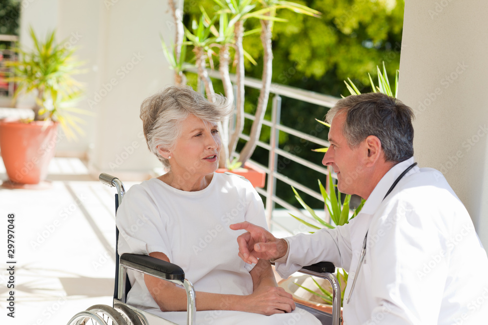 Fototapeta premium Senior doctor talking with his patient