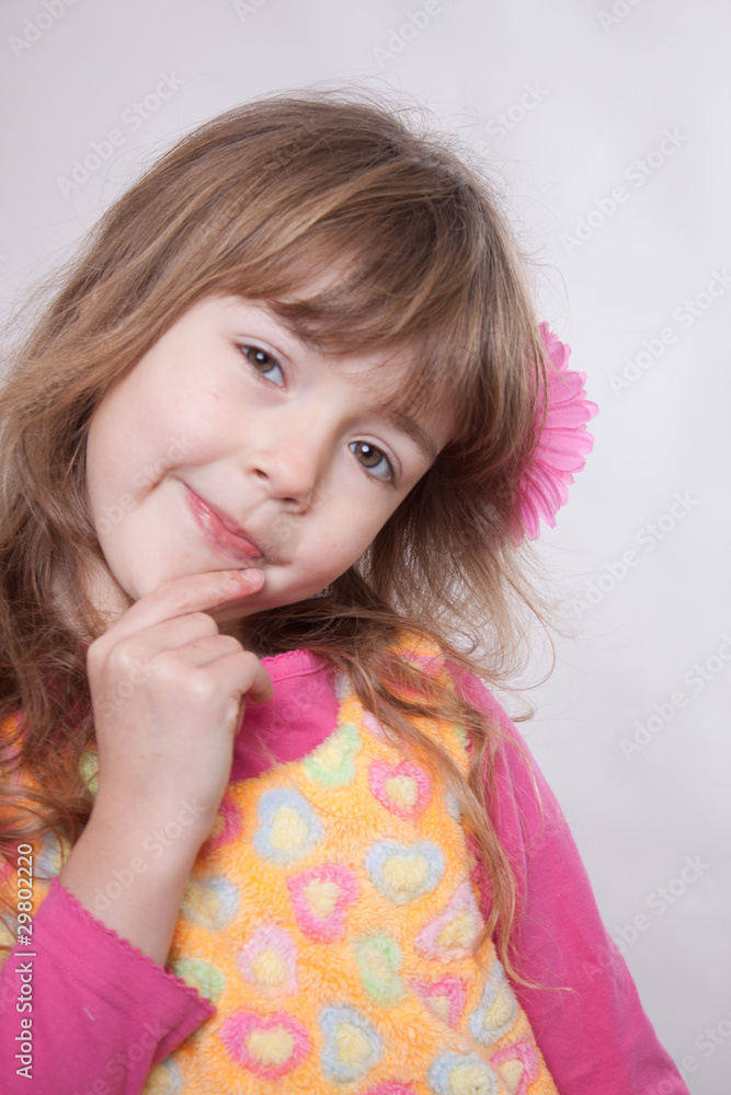 junges Mädchen denkt nach