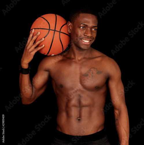 sportlicher Mann mit Basketball © Peter Atkins