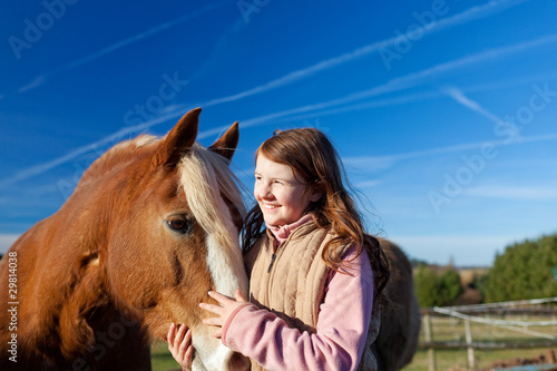 junges mädchen mit pferd