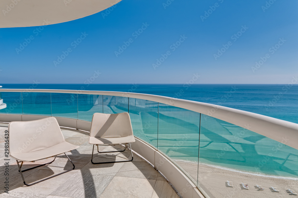 Naklejka premium Balkon z widokiem na ocean