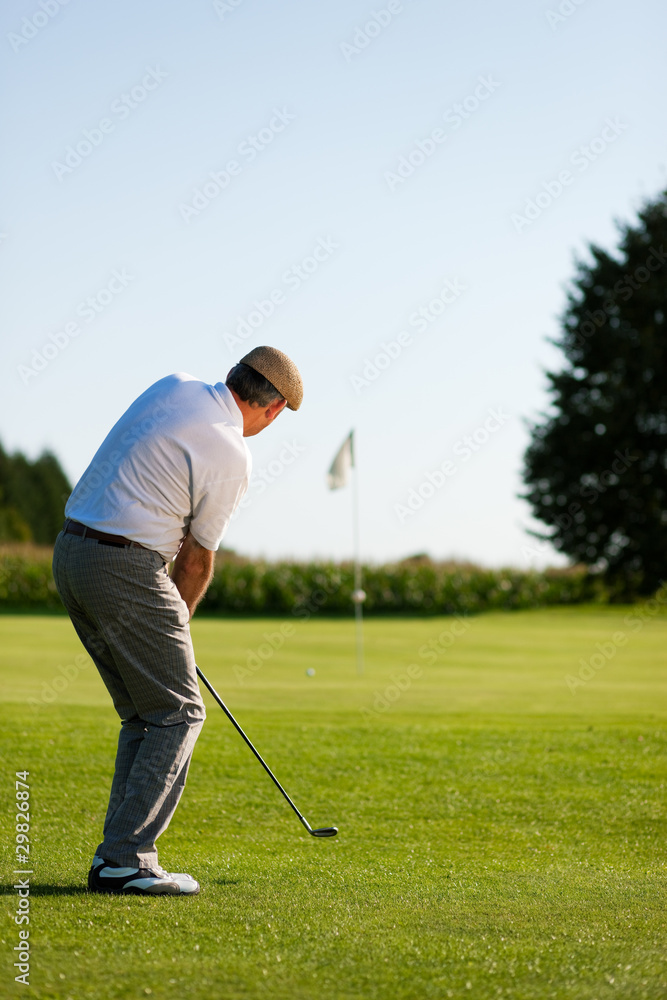 Fototapeta premium Älterer Golfspieler im Sommer