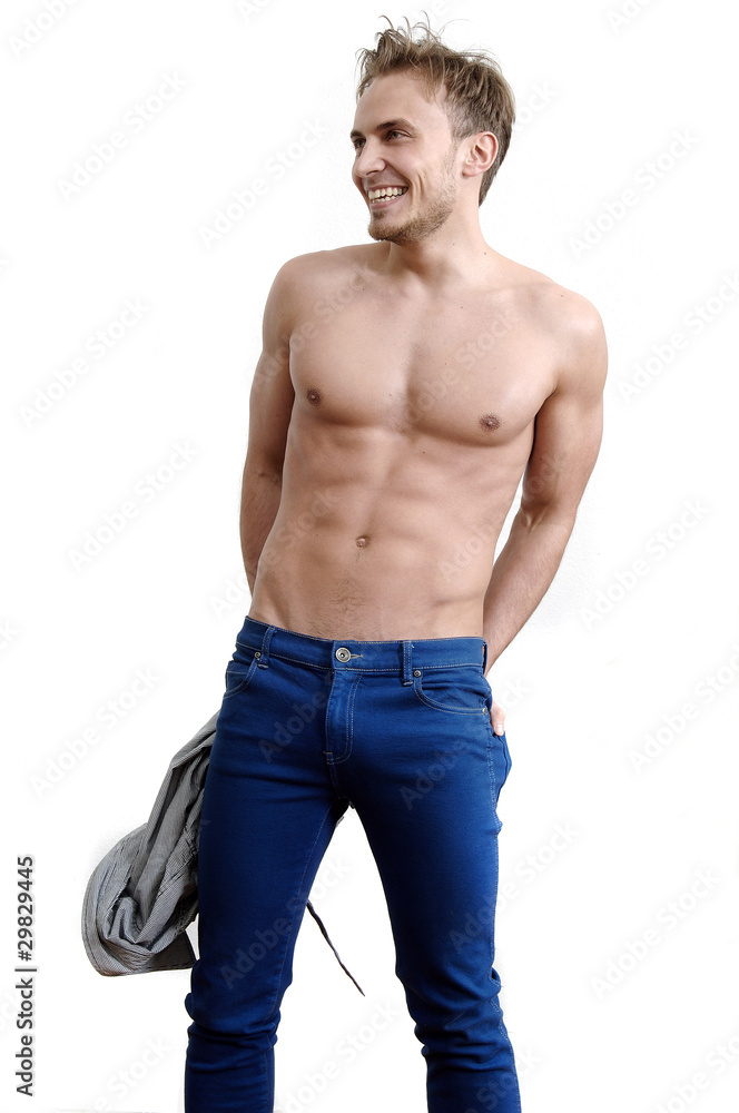 Fototapeta premium lachender Mann mit freiem Oberkörper