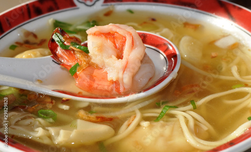 soupe chinoise nouilles raviolis et crevettes