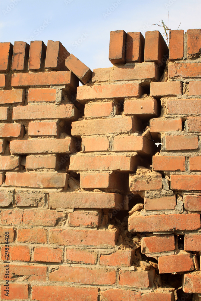 Obraz premium crack of red brick wall