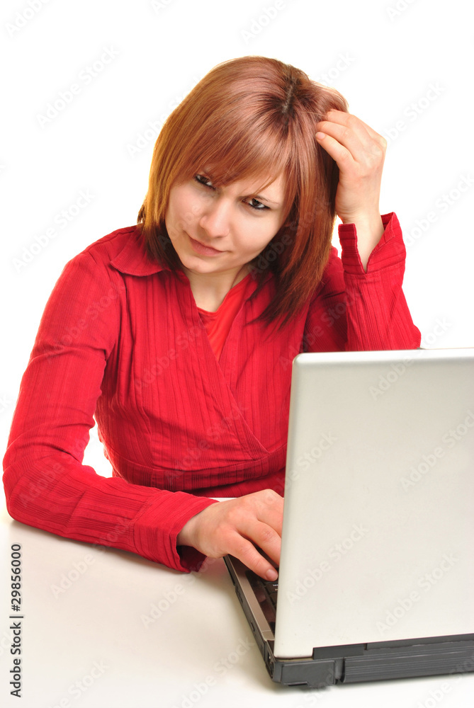 junge Frau arbeitet am Schreibtisch mit Laptop junge Frau arbeitet am Schreibtisch mit Laptop