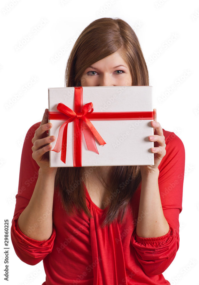 Fototapeta premium Frau hält sich Geschenk vor Gesicht