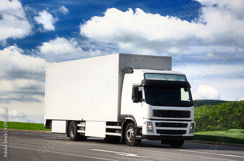 Foto white truck driving on a road