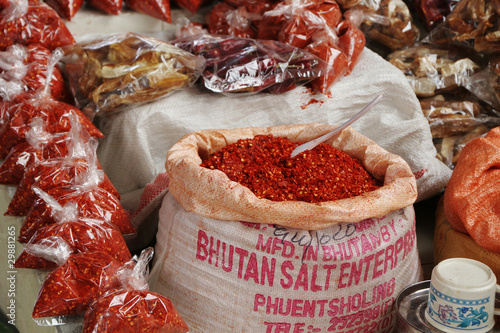 Chili - Pulver und Schoten in Bhutan