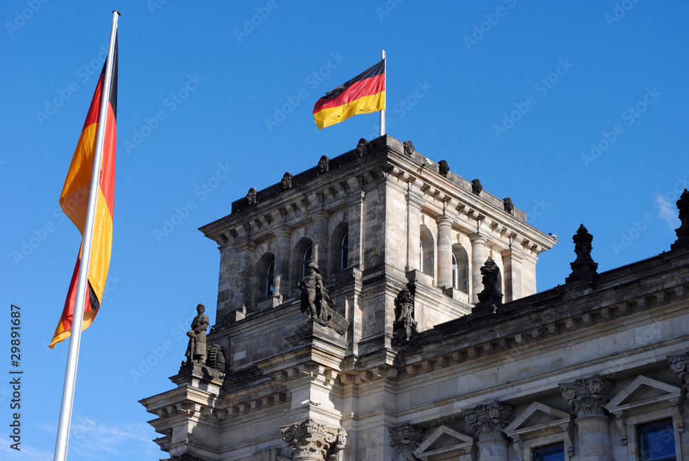 Reichstag mit Flaggen