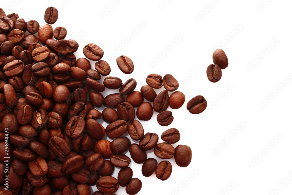 Obraz premium Coffee beans on white background