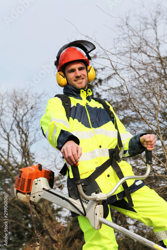 débroussaillage par un jardinier pépiniériste sécurisé