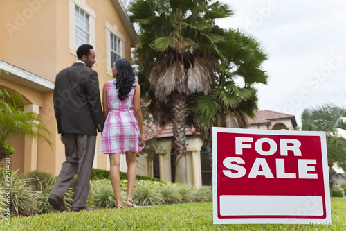 Foto African American Couple Beside House For Sale Sign
