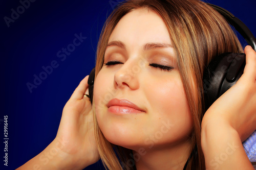 pretty woman listens to music