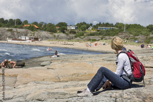 frau betrachtet strand in schweden