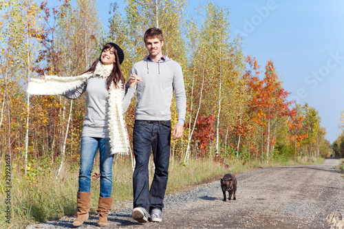 pärchen mit hund im wald
