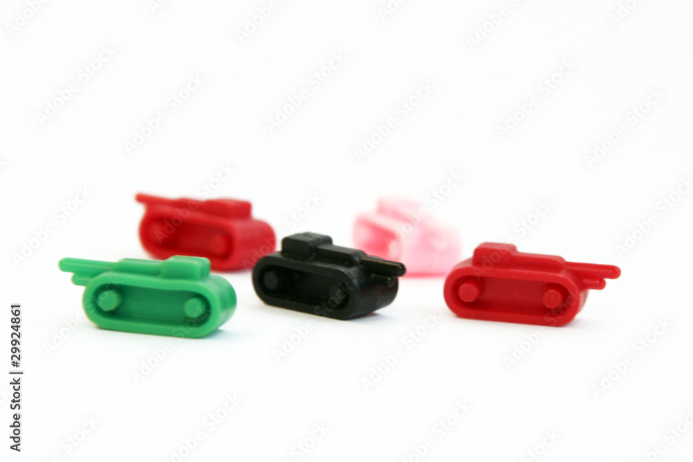 Obraz premium gruppo di carriarmati di plastica su sfondo bianco