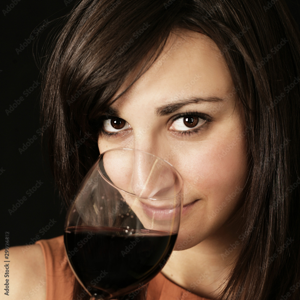Frau probiert Rotwein Frau probiert Rotwein
