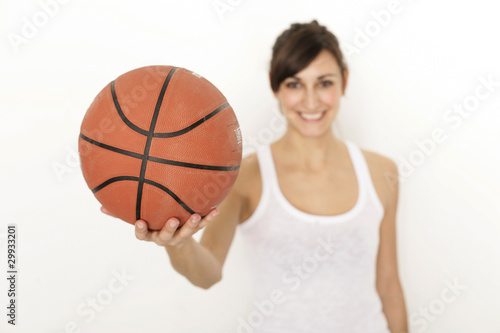 sportliche Frau mit Basketball