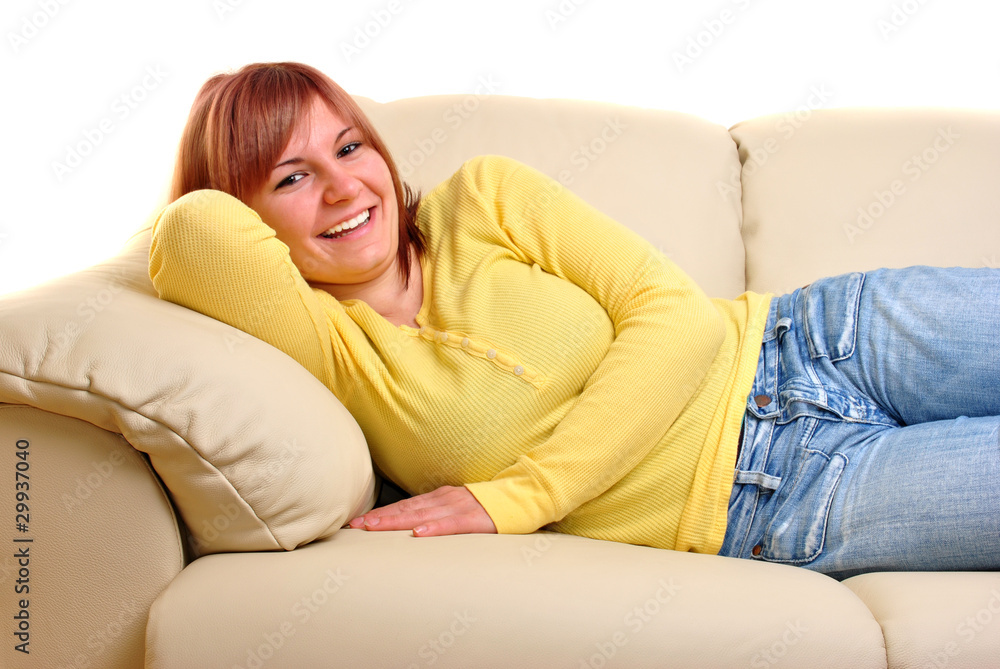 junge Frau liegt entspannt auf einer Couch junge Frau liegt entspannt auf einer Couch