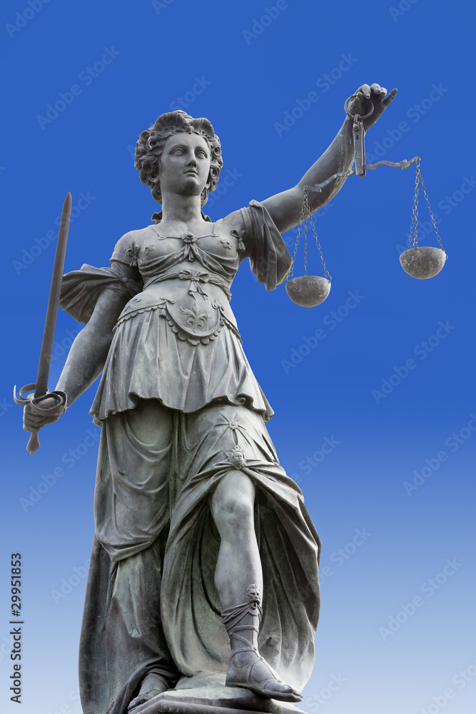 Justizia am blauen Himmel