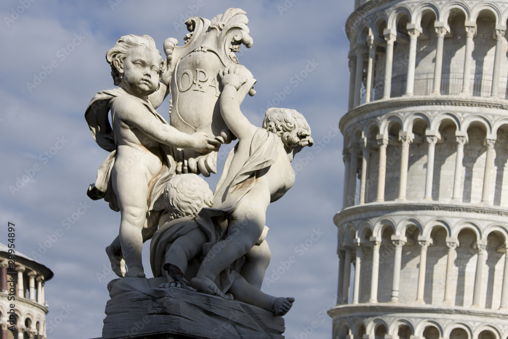 Statua fontana dei putti e torre pendente - Pisa