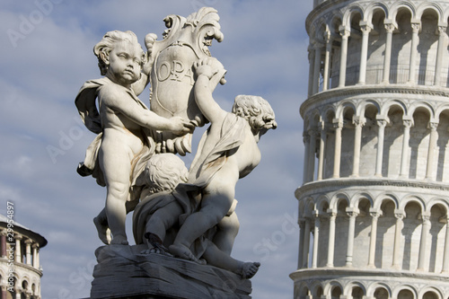 Obraz na plátně Statua fontana dei putti e torre pendente - Pisa